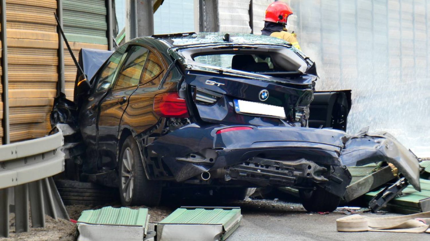 Karambol w Warszawie. Zgnieciony samochód BMW.
