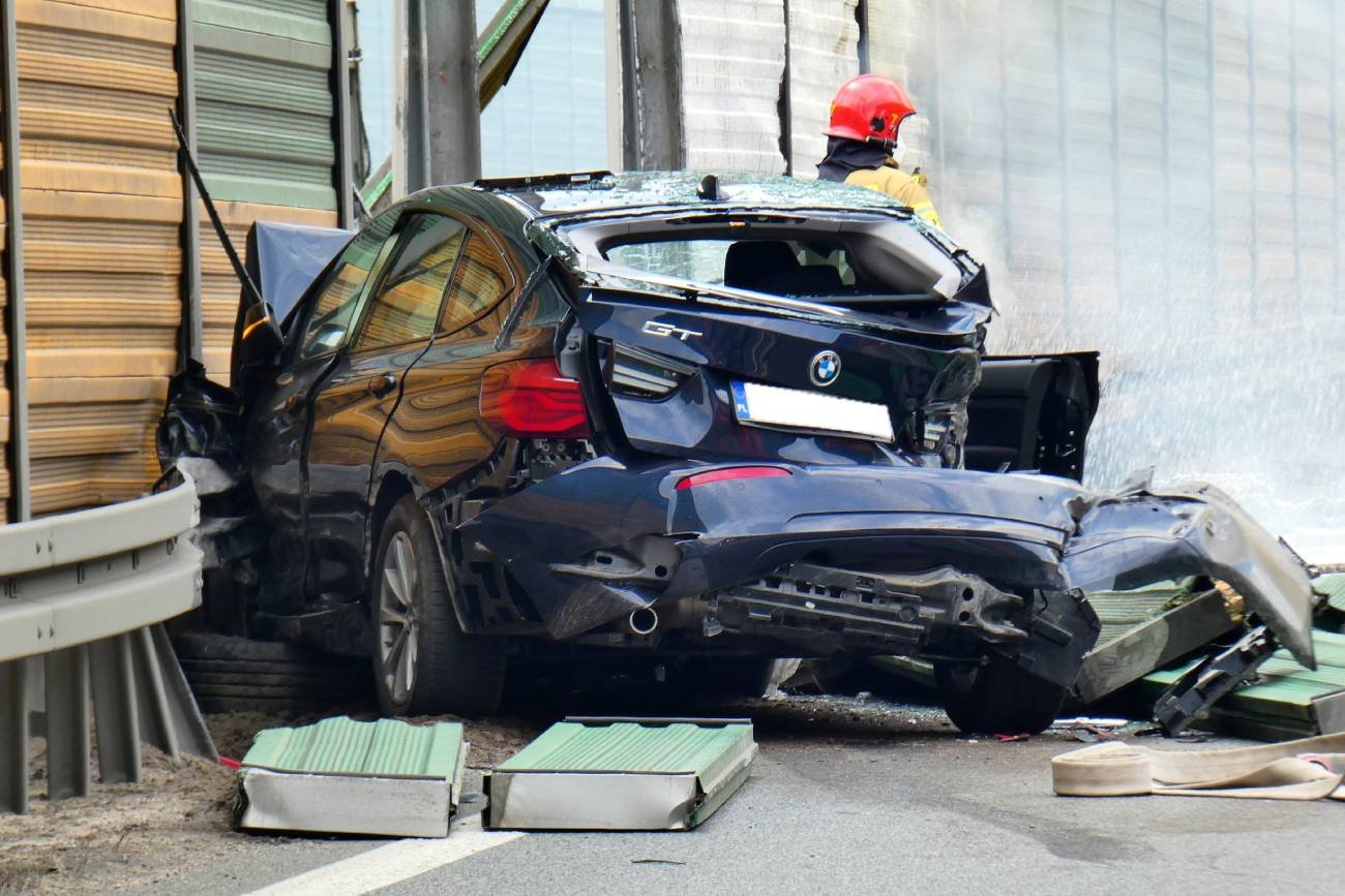 Karambol w Warszawie. Zgnieciony samochód BMW.