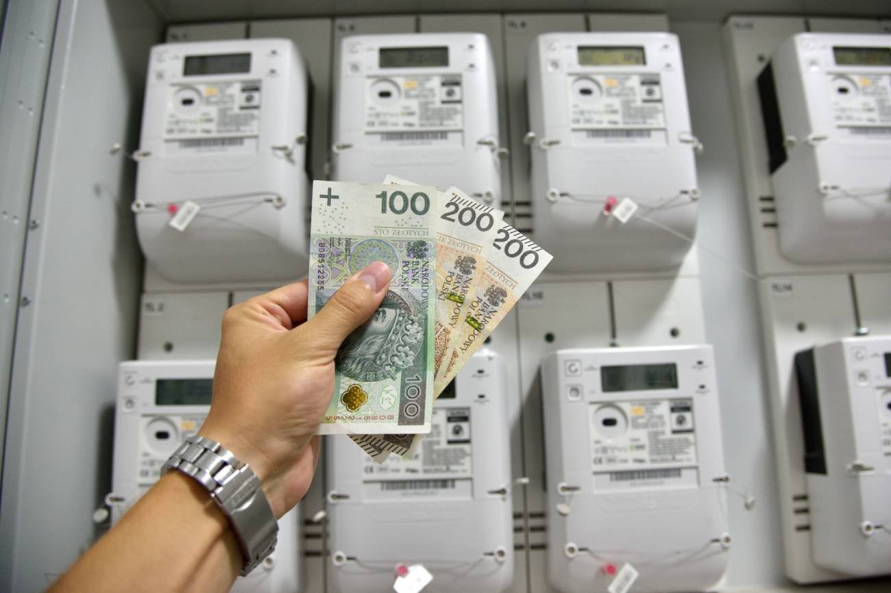 Licznik prądu i pieniądze — banknoty PLN