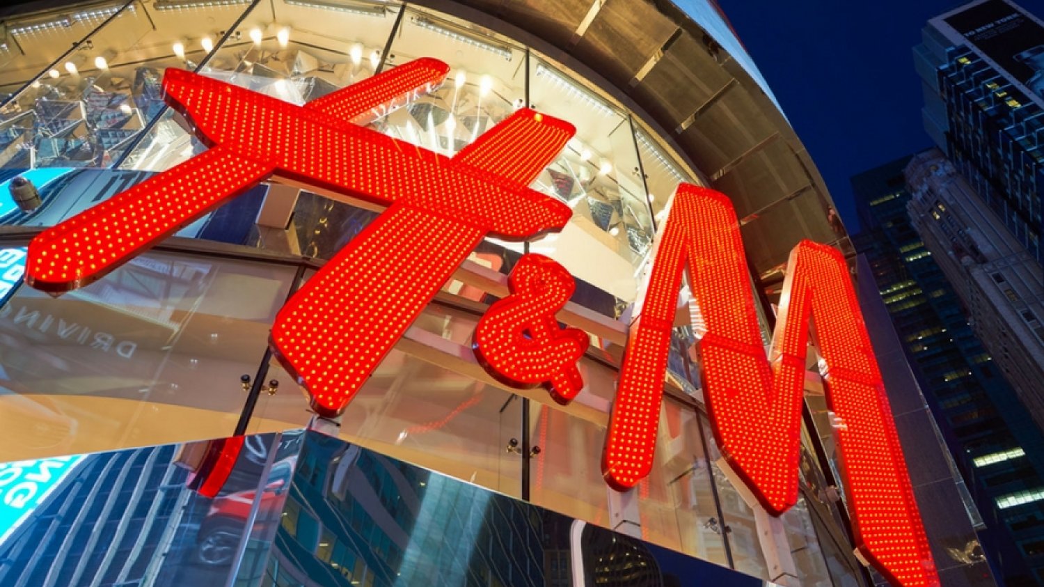 Sieć H&M boleśnie odczuła konkurencję e-sklepów, być może zacznie zamykać klasyczne butiki na rzecz handlu online.