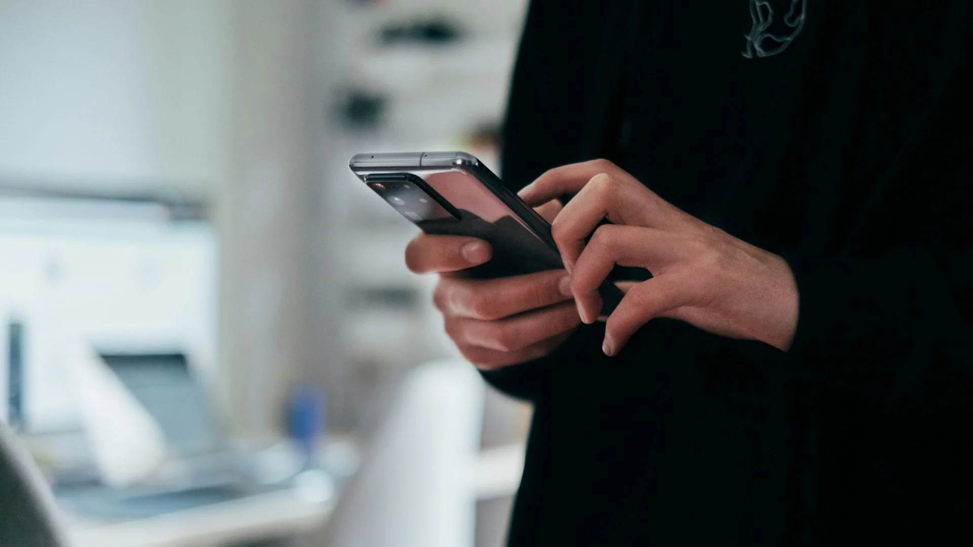 Allegro stawia na sztuczną inteligencję. Nowa aplikacja zmienia sposób robienia zakupów Osoba trzyma w rękach telefon.