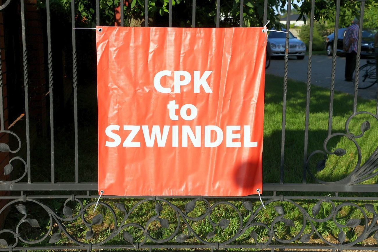 Przeciw CPK protestują nie tylko mieszkańcy miejsca, gdzie ma powstać lotnisko, ale i tysiące osób, które mają być wywłaszczone pod budowę linii kolejowych