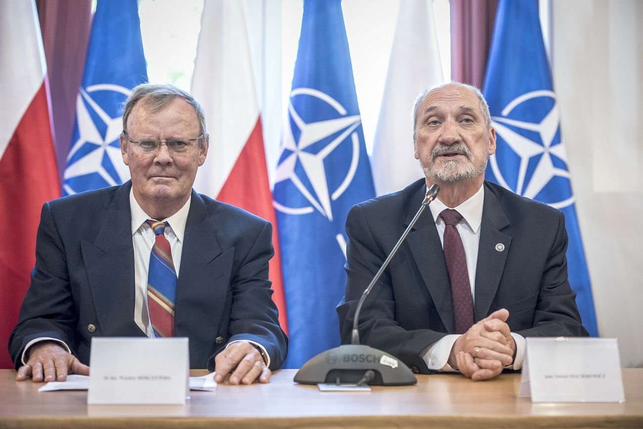 Za sprawcę afery z Caracalami uważany jest Antoni Macierewicz (z prawej). Członek jego komisji smoleńskiej, Wacław Berczyński wręcz chwalił się, że je "wykończył"