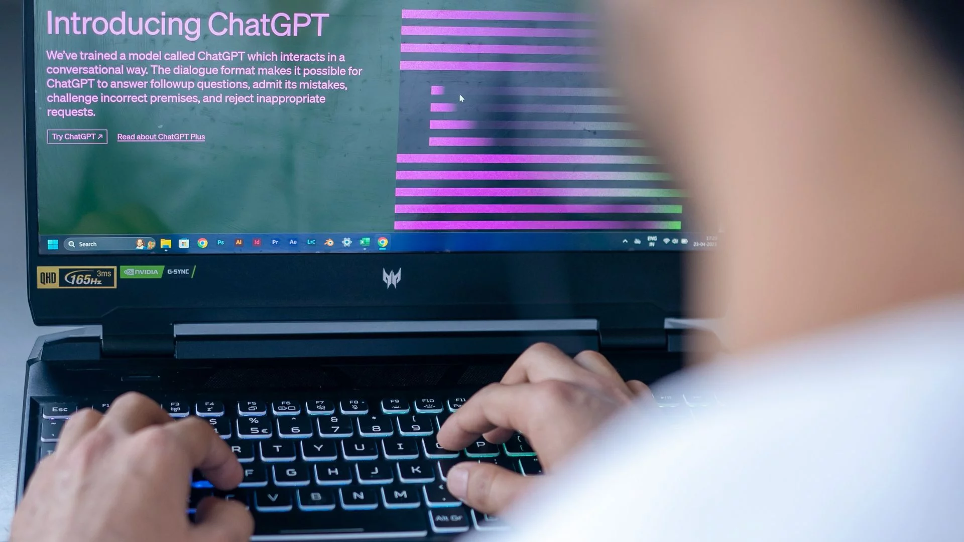 Mężczyzna sprawdza ChatGPT na laptopie. Aplikacje OpenAI biją rekordy przyrostu użytkowników.