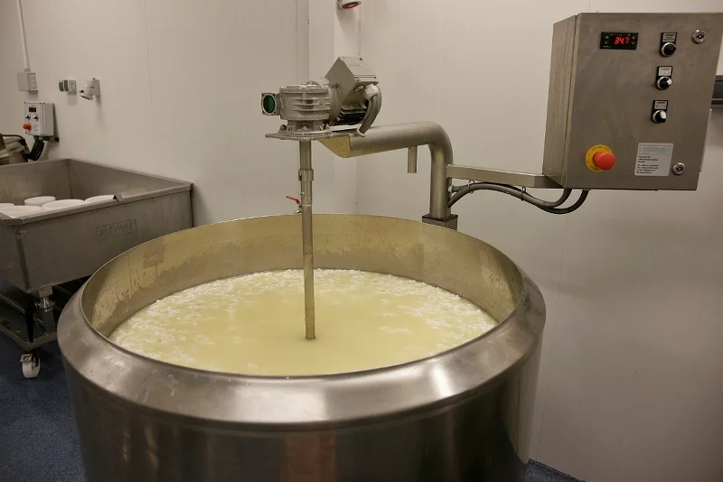 Linia służąca do przetwarzania produktów mleczarskich w wizytowanym przez Marka Sawickiego Centrum Praktycznego Szkolenia w Zakresie Małego Przetwórstwa w Radomiu