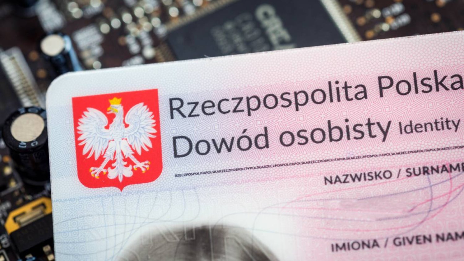 Dowód osobisty na elektronice.