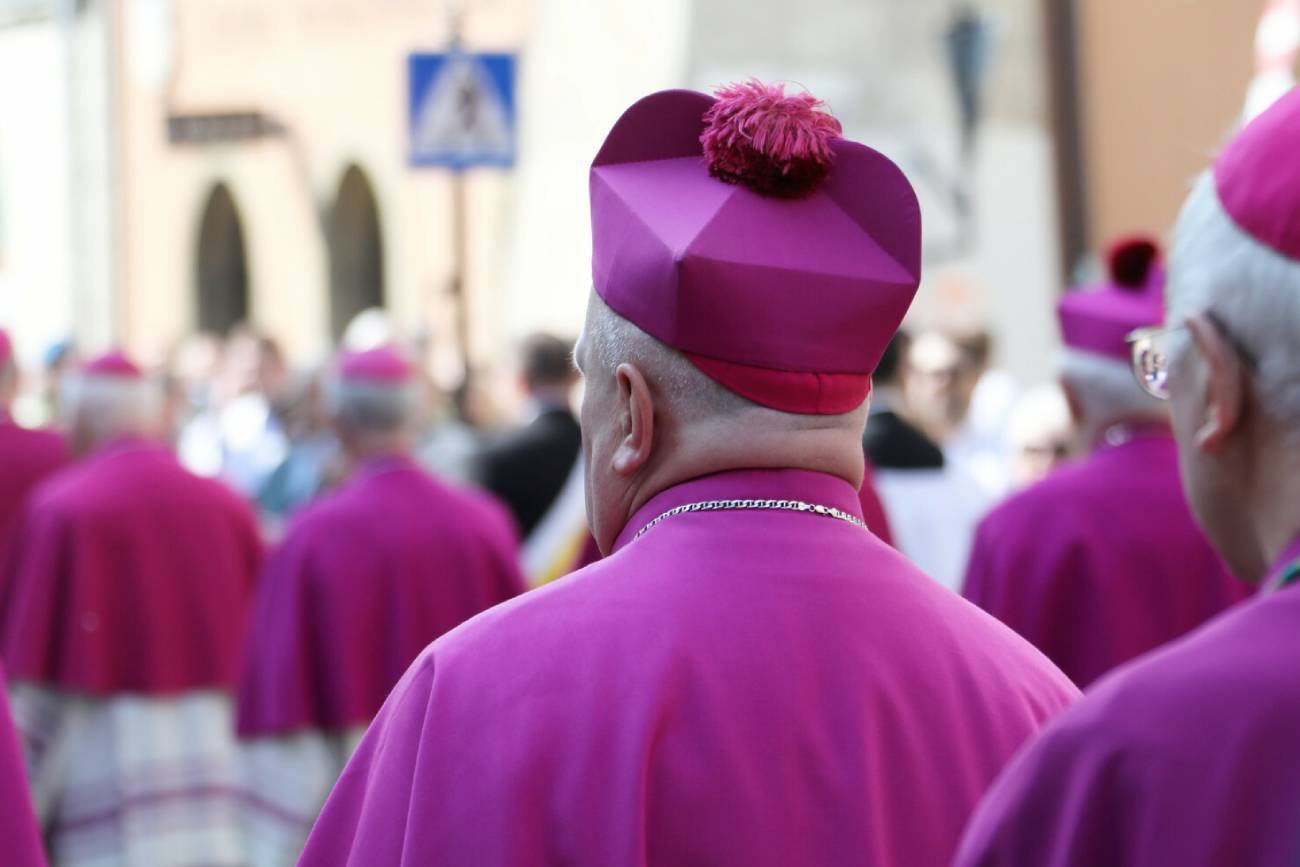 duchowni podczas procesji