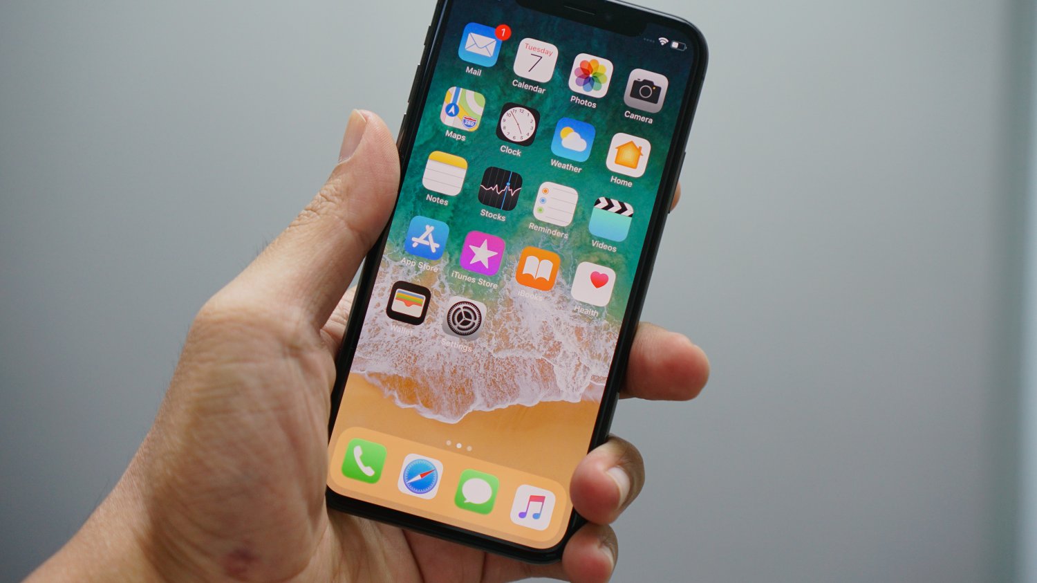 Oszuści kuszą nas tanimi iPhone'mi.