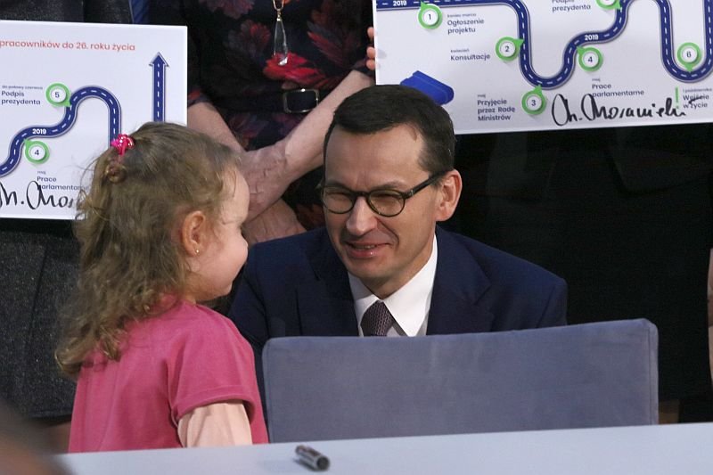 Nie wiadomo, czy premier Morawiecki ma sumienie, czy tylko namawia innych do gardzenia pieniędzmi