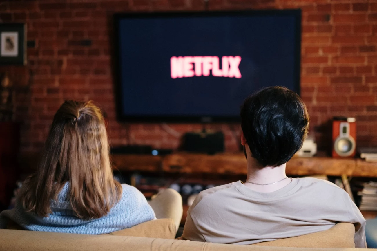 Telewizor, ludzie, Netflix.