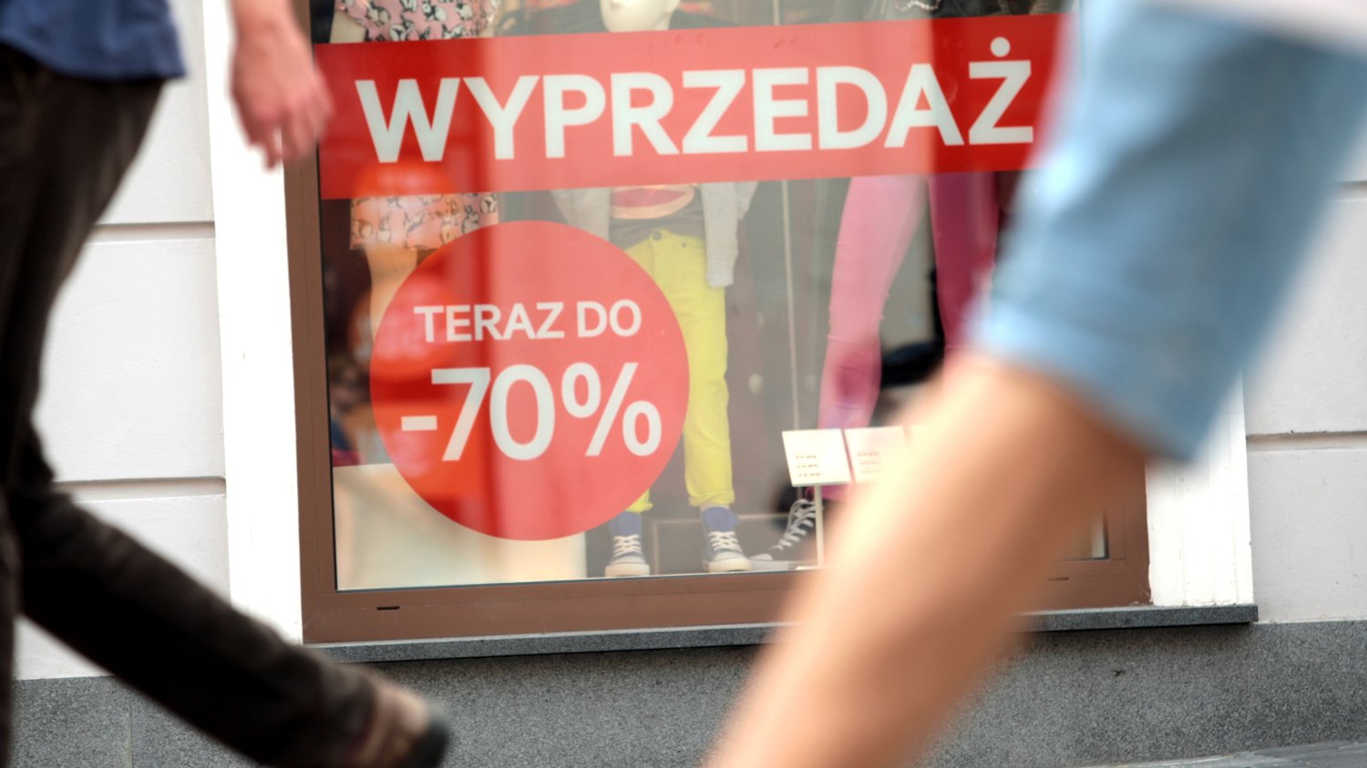 Witryna sklepowa z napisem "wyprzedaż" i cenami -70%