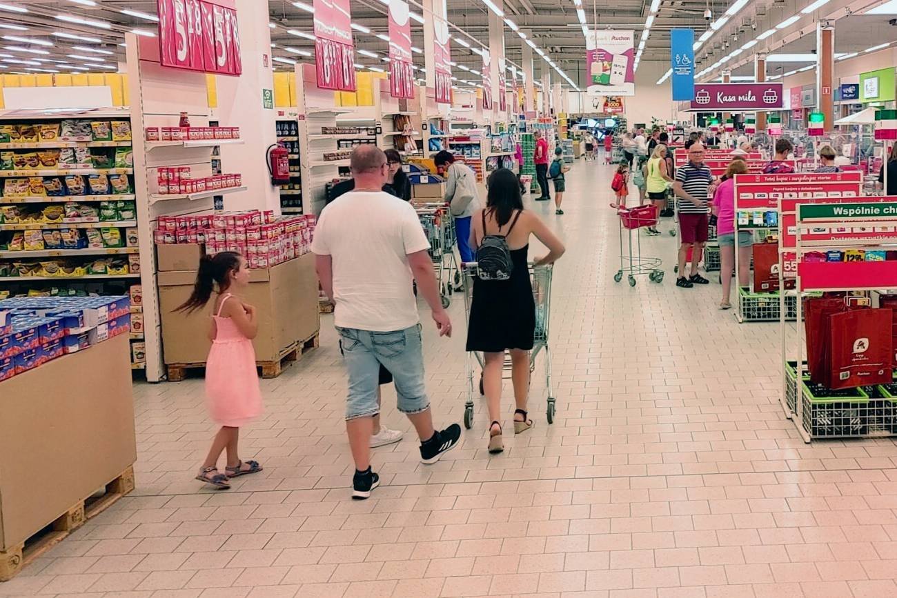 Rodzina na zakupach spożywczych