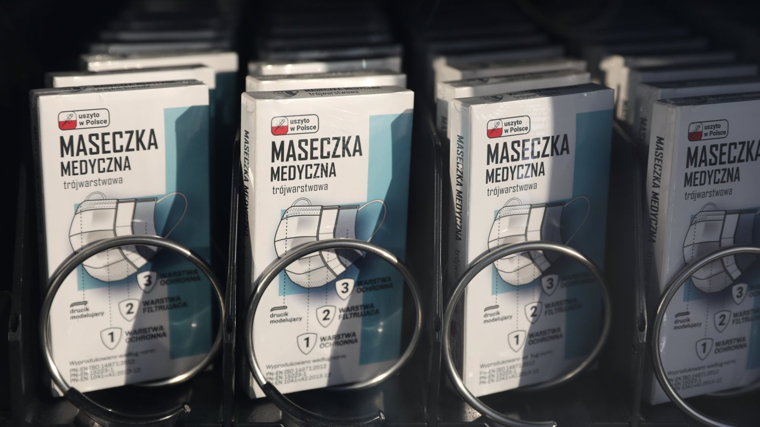 Epidemia koronawirusa sprawiła, że na polskich ulicach stanęły maseczkomaty. Maszyn ma być jeszcze więcej.
