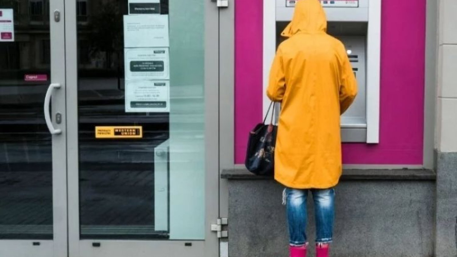 Ujemne oprocentowanie depozytów to karanie Polaków za oszczędności – ostrzega szef UOKiK Tomasz Chróstny.