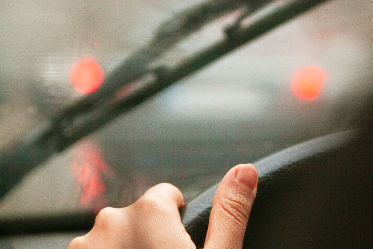 Zaparowana szyba w aucie to nie tylko ryzyko, ale i gwarantowany mandat