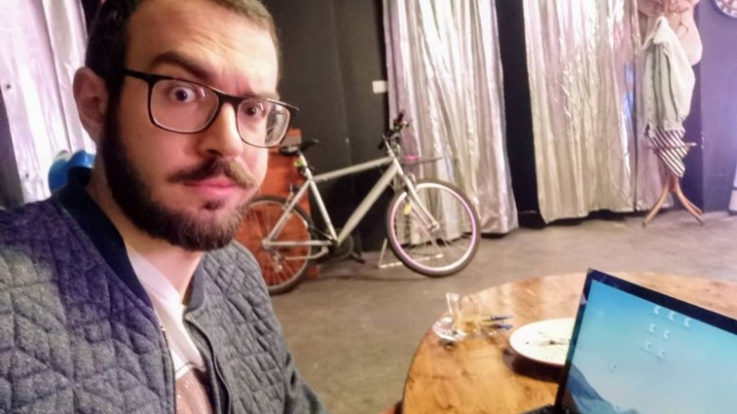 Żyć nie umierać! To znaczy... pracować. Ciężko pracować.