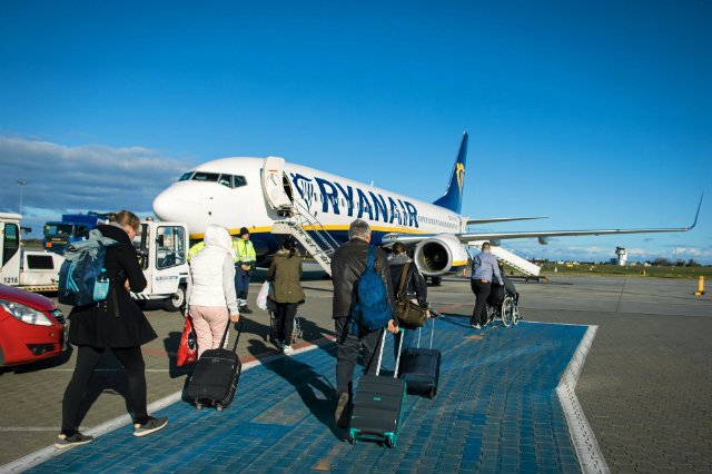 Do tej pory pasażerowie linii lotniczych Ryanair mogli wnieść na pokład samolotu dwa bagaże podręczne. Te przypisy zostaną jednak za chwilę zniesione