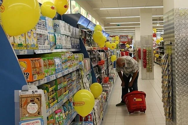 Która sieć handlowa wydaje najwięcej na reklamę w telewizji?