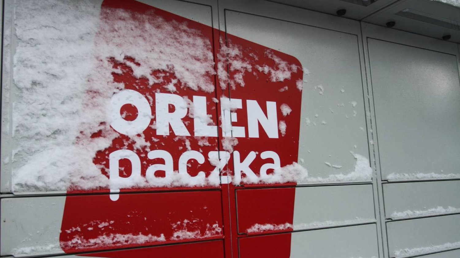 Automat Orlen Paczki zimą.