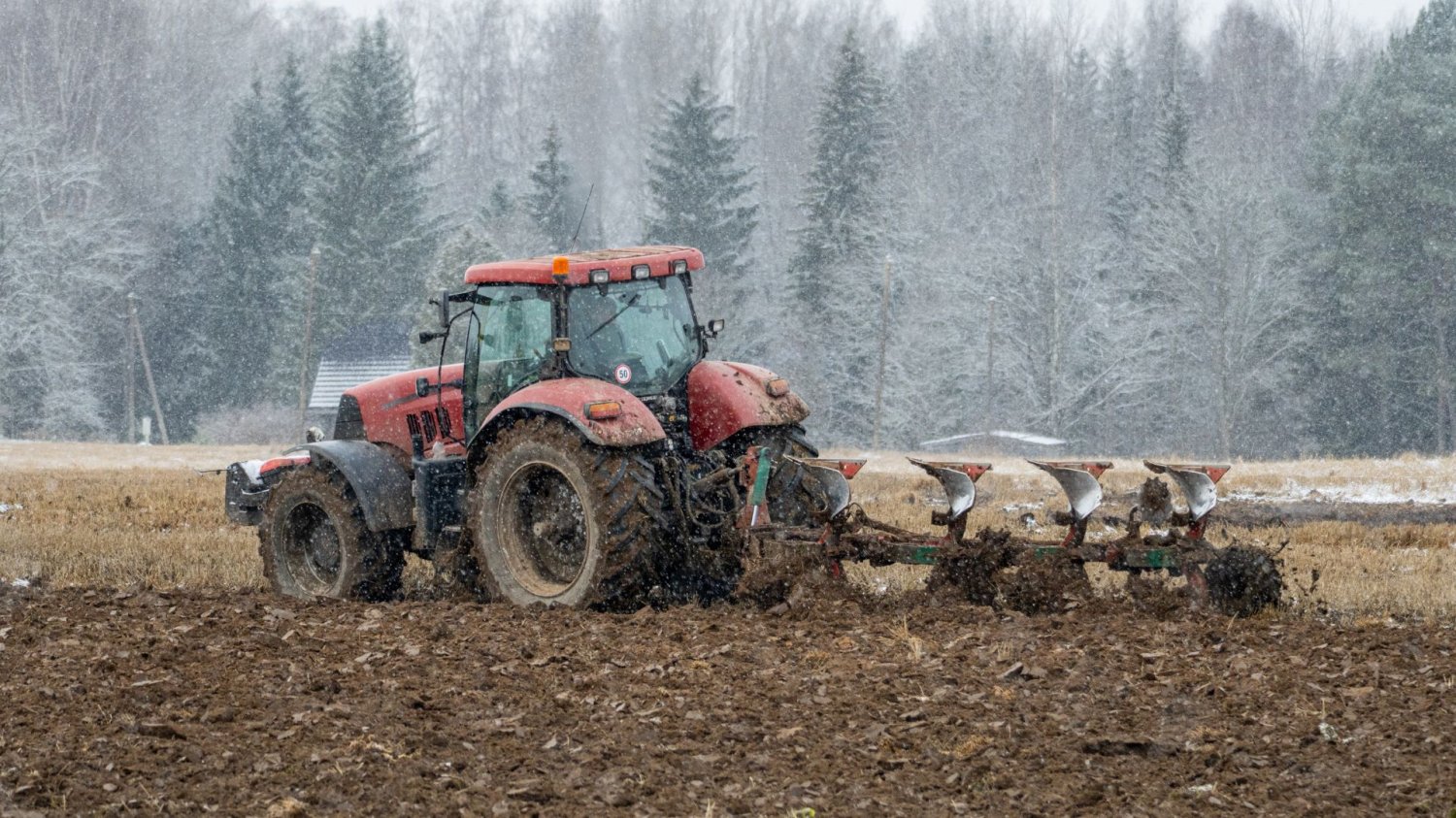 Rząd robi porządki w rolnictwie. Odsieje rolników od kombinatorów Traktor zimą. Rolnicy będą musieli udowodnić, że pracują aktywnie zawodowo, nim otrzymają dotacje.
