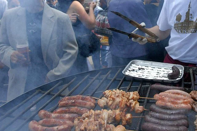 Koniec kiełbasy z grilla, na masowych imprezach zaczynają rządzić food trucki