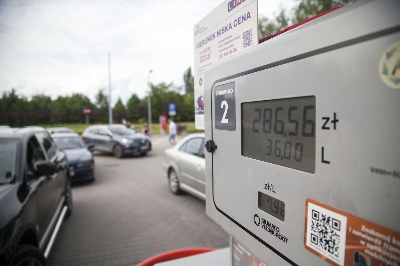 Za polską pensję można kupić coraz mniej paliwa - obecnie tylko 598 litrów