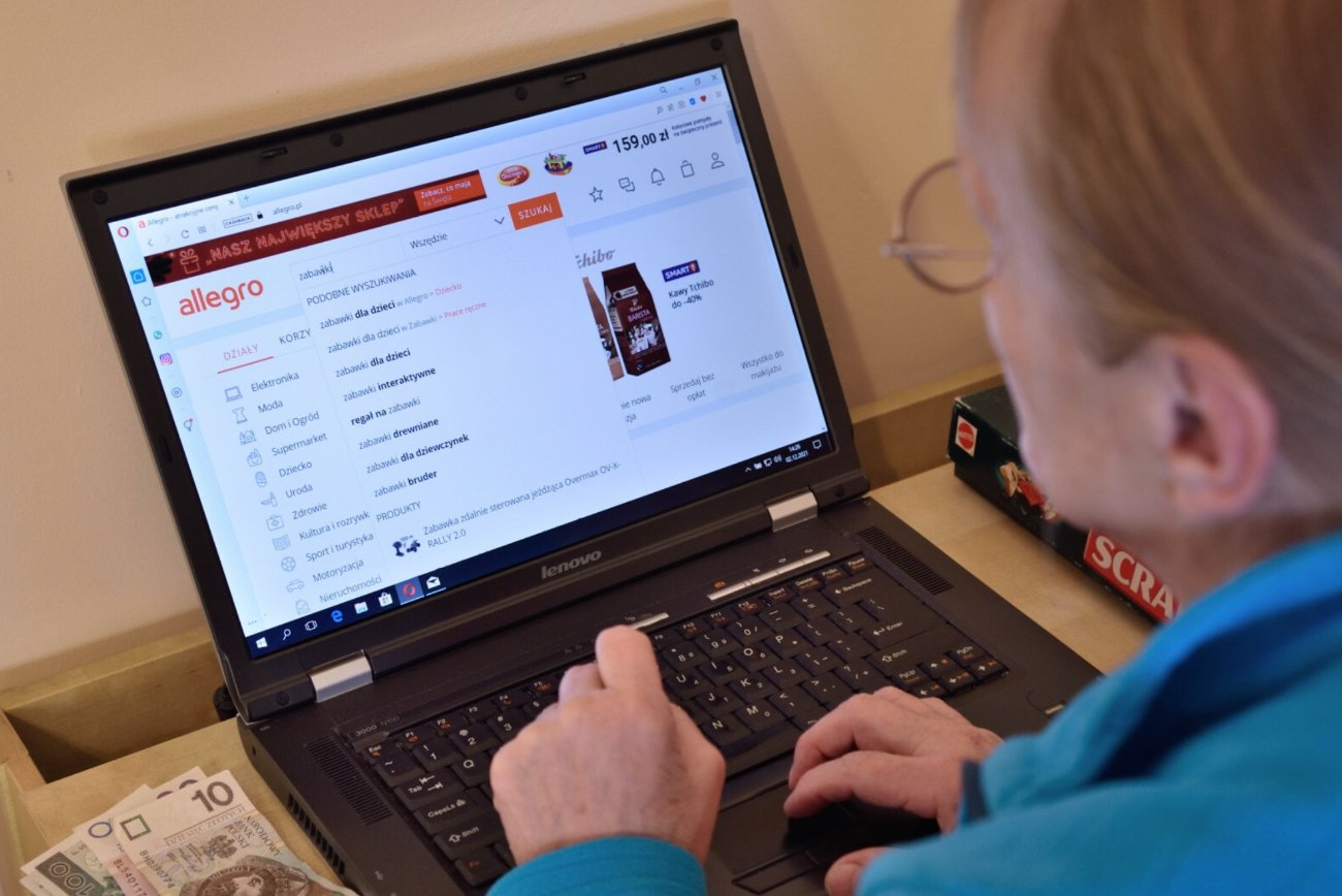 Kobieta robi zakupy na Allegro