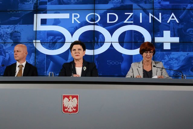 Według GUS-u wprowadzenie programu 500+ przyczyniło się do zmniejszenia liczby Polaków korzystających z pomocy społecznej