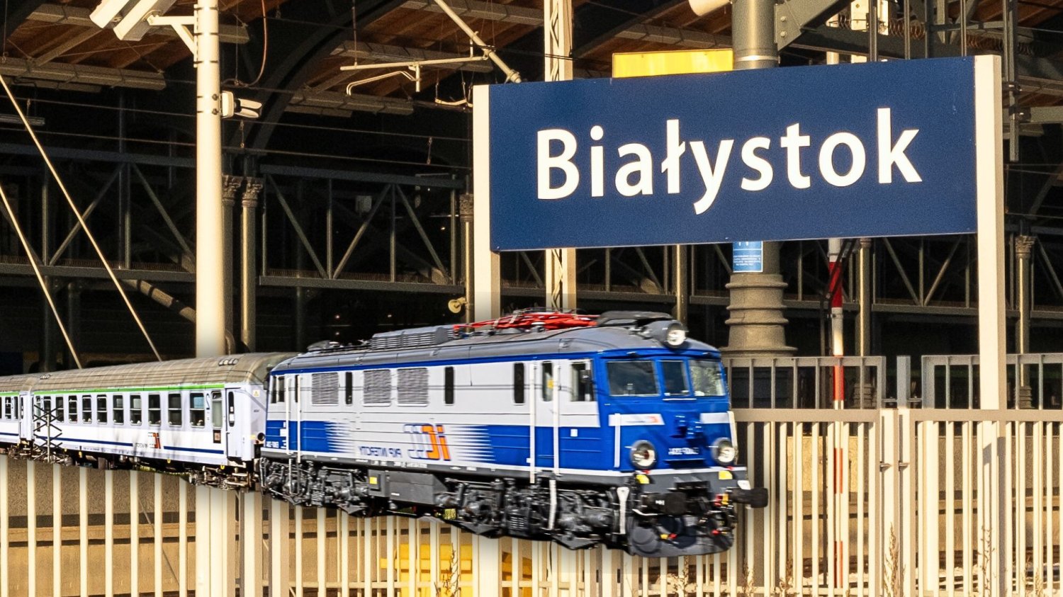 Nowe zaplecze PKP Intercity w Białymstoku. Rewolucja wchodzi na najwyższe obroty. Pociąg PKP Intercity, znak: Białystok na stacji kolejowej.