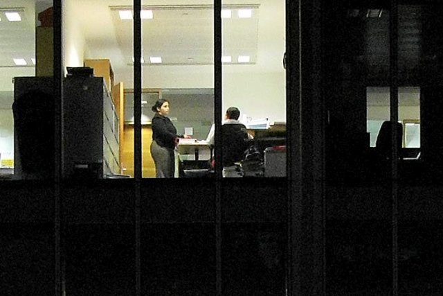 Kiedy całe biuro poszło spać, ty nie siedź. Taka praca niszczy organy wewnętrzne