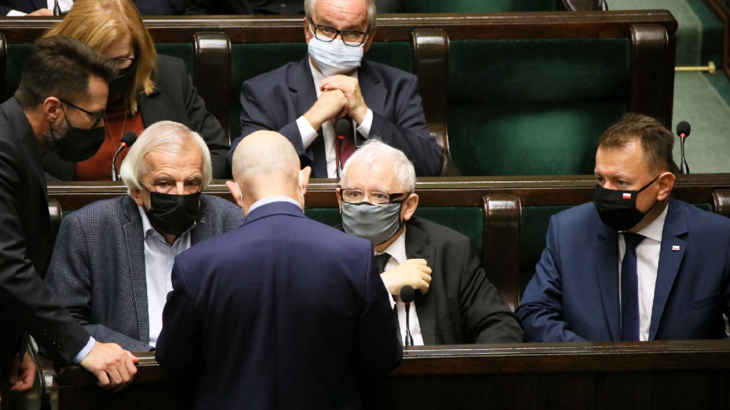 politycy PiS rozmawiają w sejmie podczas posiedzenia