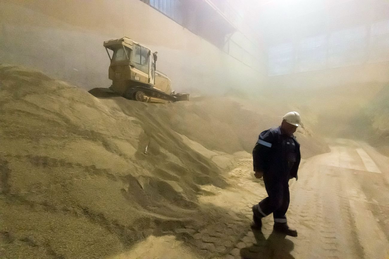 Polskie magazyny są pełne zboża. Tymczasem niedługo mają zacząć się żniwa