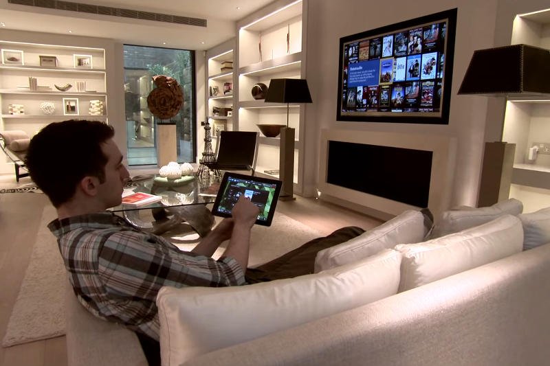 Inteligentny dom ułatwia sterowanie termostatem, oświetleniem czy telewizorem.