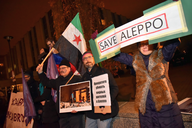 Protest pod Ambasadą Rosji przeciw bombardowaniu Aleppo w Syrii przez wojska rosyjskie.