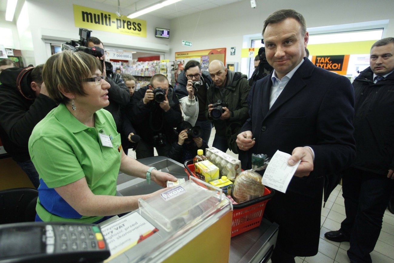 Andrzej Duda pokazuje paragon w sklepie Biedronka.