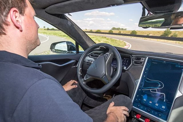 Na tajnym torze testowym Boscha w Niemczech śmigają autonomiczne samochody, które uczą się reagować tak, jak zrobiliby to ludzie