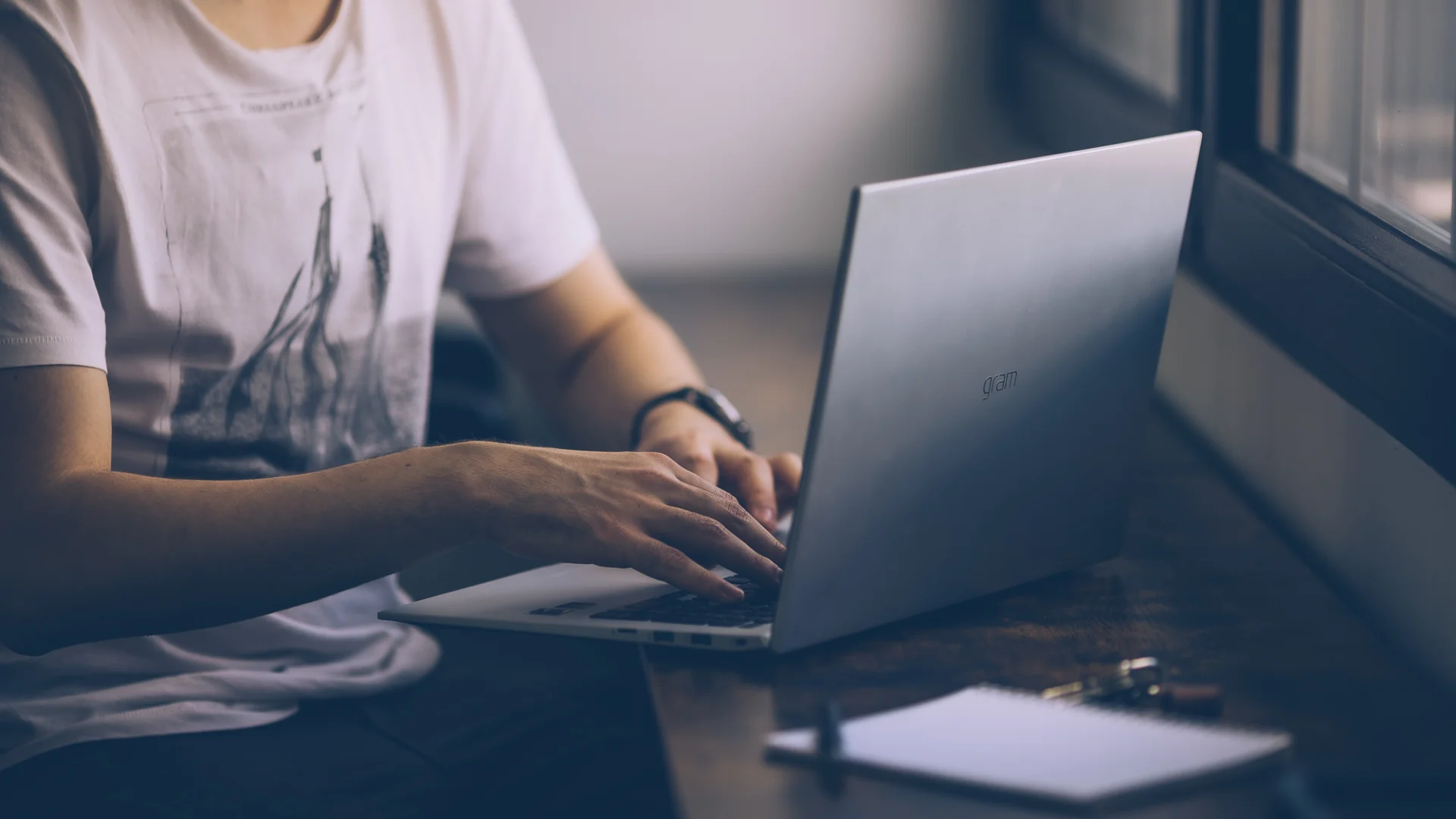 Mężczyzna pracujący na laptopie LG Gram