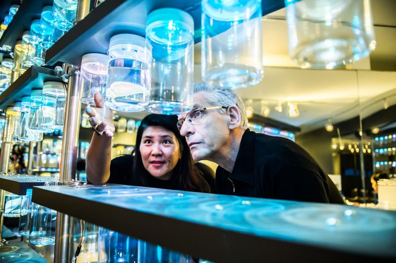 Dyrektor ds. innowacji szuka sposobów na implementację nowoczesnej technologii w rozwoju firmy.