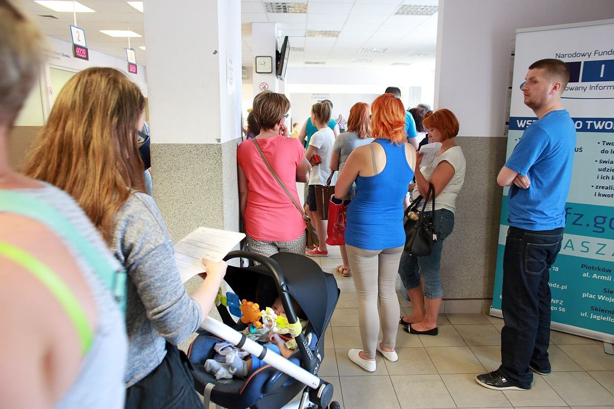 Po kartę EKUZ od lat ustawiają się kolejki. Tymczasem można ją zamówić z darmową dostawą do domu