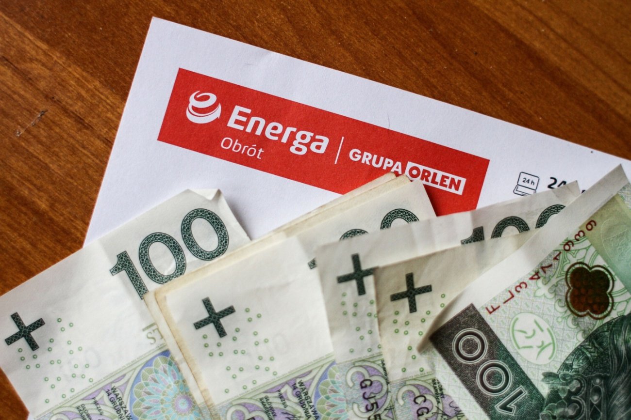 Rachunek za prąd od Energi, banknoty polskie.