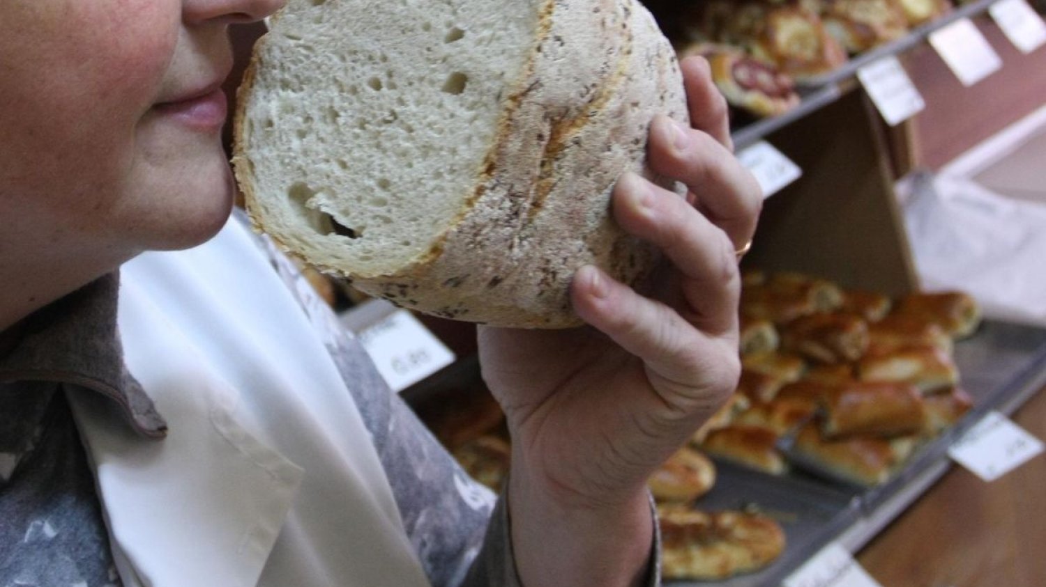 Patogeny mogą być przenoszone przez dłonie na pieczywo.