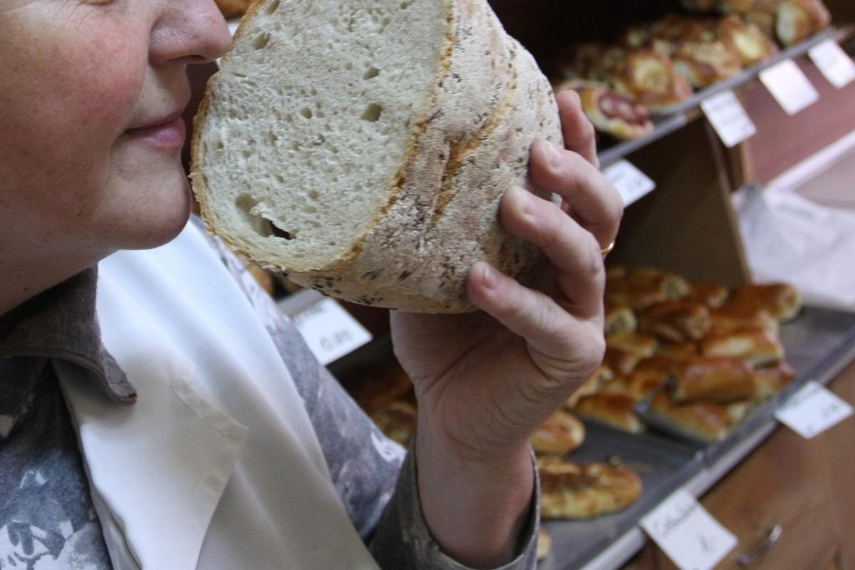 Patogeny mogą być przenoszone przez dłonie na pieczywo.