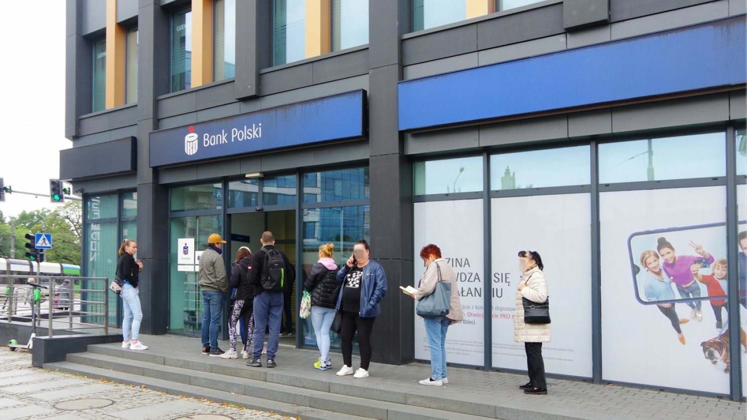 Kolejka przed bankiem PKO.