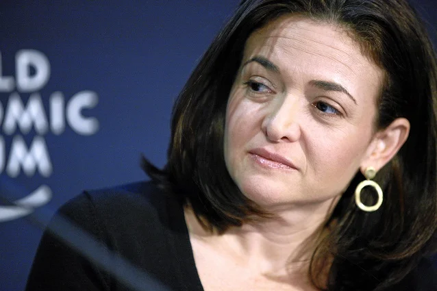 Sheryl Sandberg, dyrektor operacyjny Facebooka. Chociaż sama zachęca kobiety do bycia bardziej stanowyczymi i ambitnymi, pracownice serwisu są dalej dyskryminowane na rzecz mężczyzn.