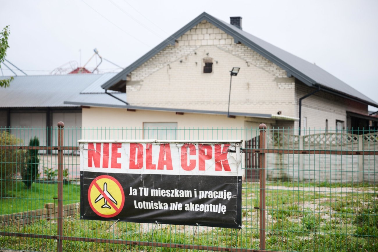 Dom, plakat przeciwko CPK.