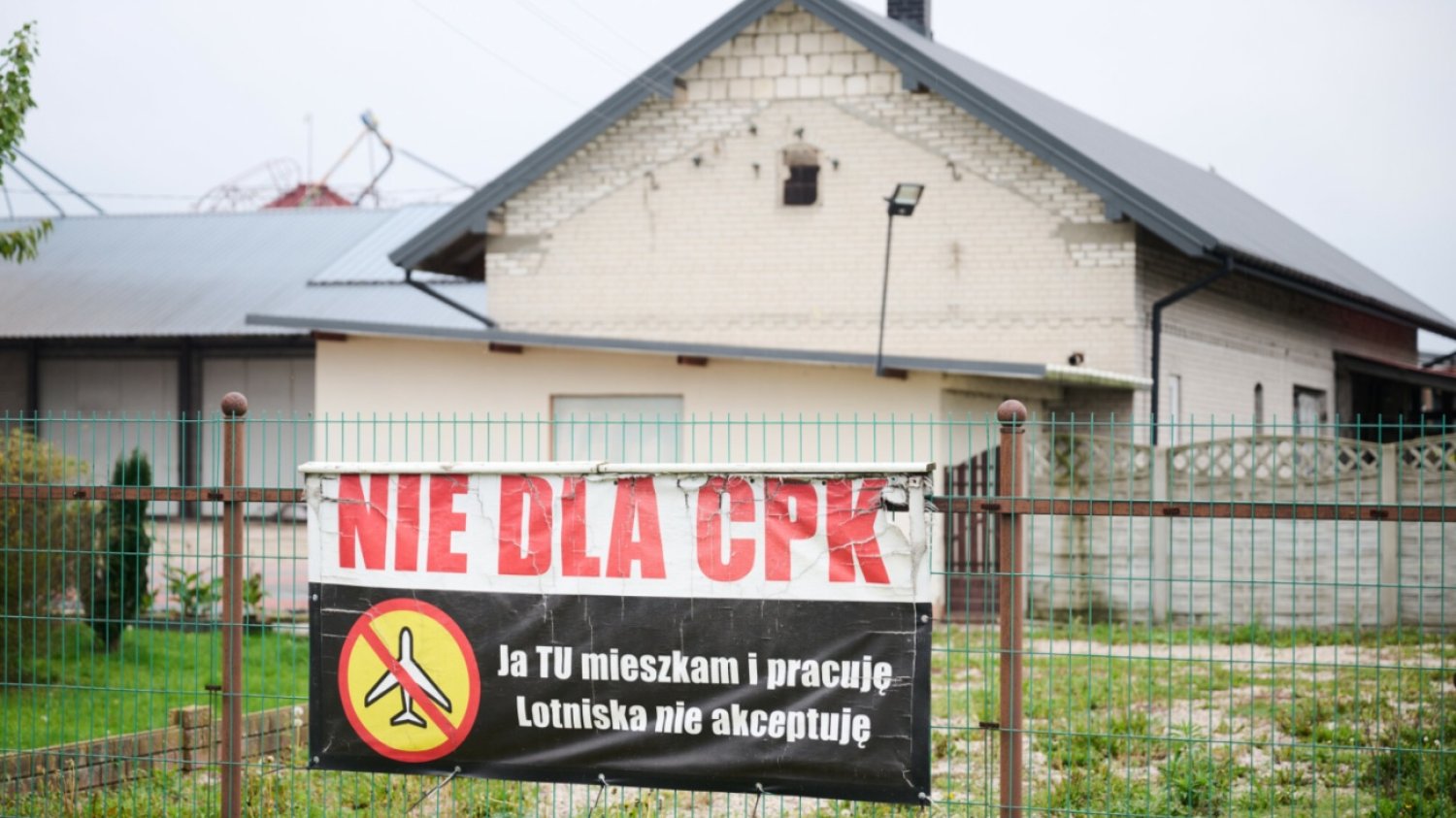 Dom, plakat przeciwko CPK.