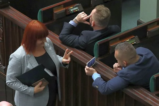 Przedstawicielka antyszczepionkowców, Justyna Socha, przybiła sobie piątkę z posłem Liroyem i pozowała do zdjęć na sali sejmowej