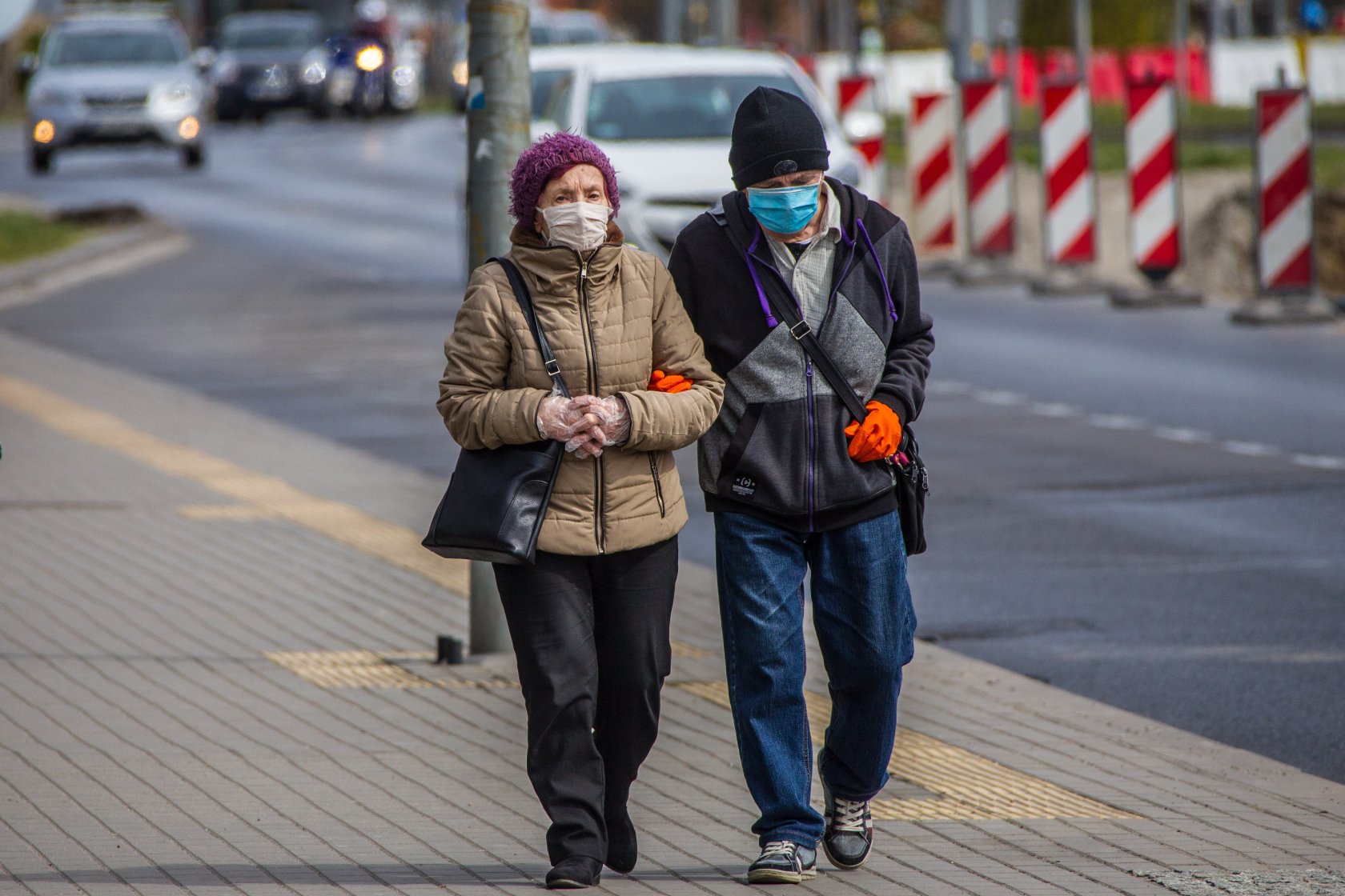 Naukowcy zastanawiają się nad słusznością tzw. dystansu społecznego.