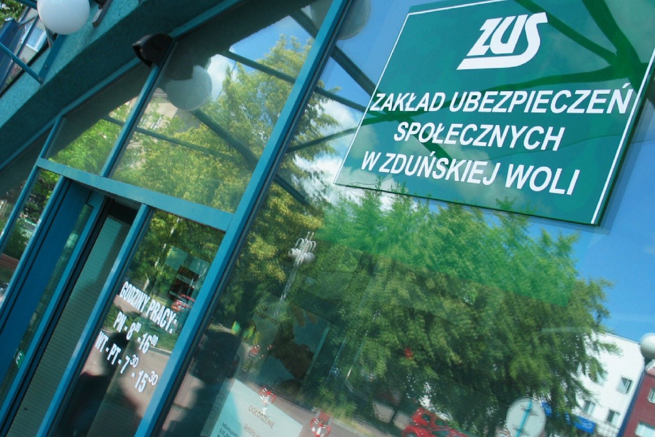 budynek ZUS z zielonym napisem na drzwiach wejściowych