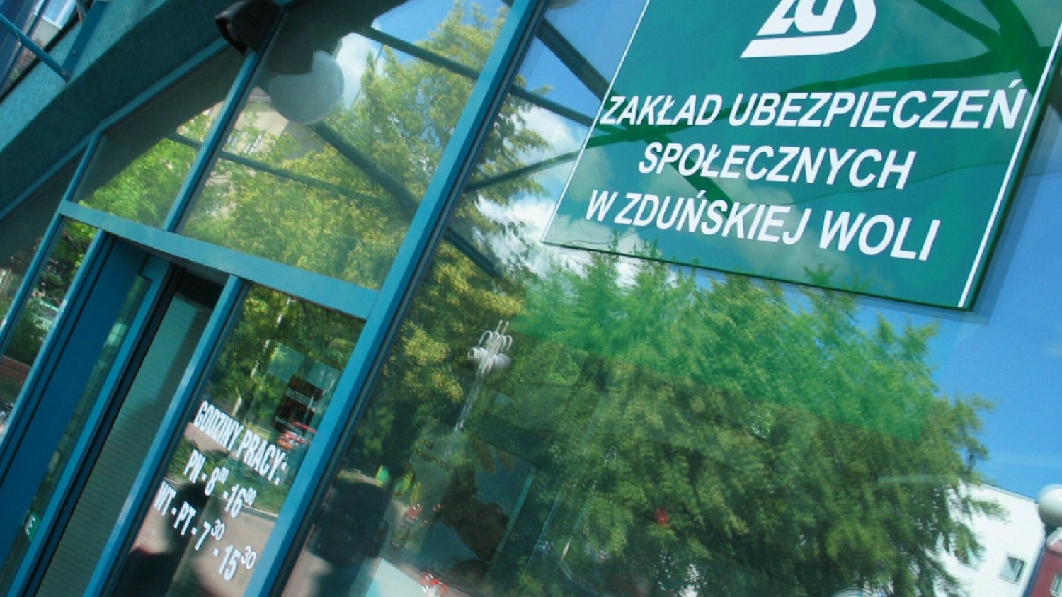 budynek ZUS z zielonym napisem na drzwiach wejściowych